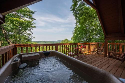 Cute Studio Cabin! Views! Private. Hot Tub. Relax! thumb 3