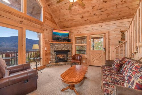 Gorgeous View. Hot Tub. Privacy. Fireplace. Pool & Fishing Access! in Sevierville, USA
