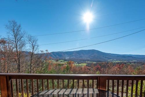 Gorgeous View. Hot Tub. Privacy. Fireplace. Pool & Fishing Access! thumb 4