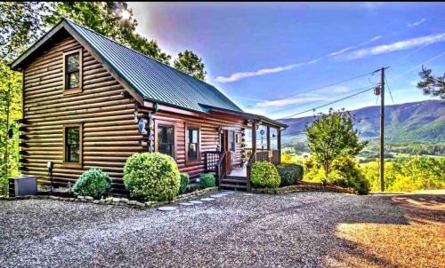Gorgeous View. Hot Tub. Privacy. Fireplace. Pool & Fishing Access! in Sevierville, USA