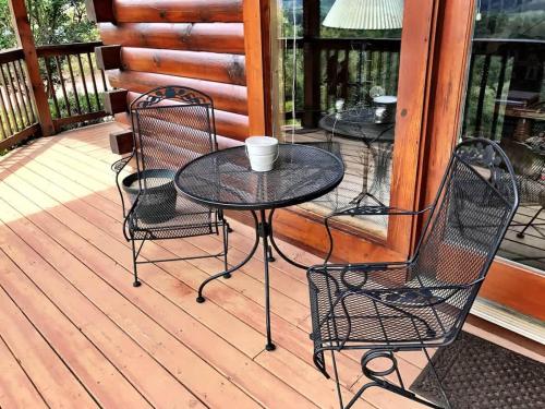 Gorgeous View. Hot Tub. Privacy. Fireplace. Pool & Fishing Access! in Sevierville, USA