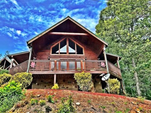 Gorgeous View. Hot Tub. Privacy. Fireplace. Pool & Fishing Access! in Sevierville, USA
