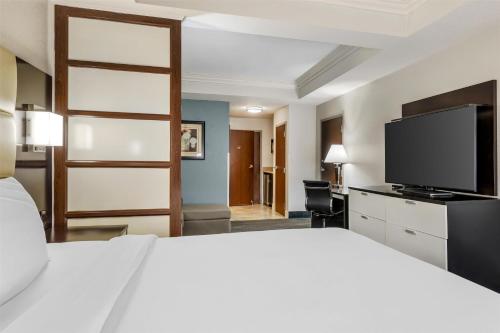 1 king bed, 1 sofa bed