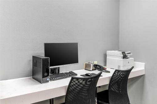 Best Western Plus JFK Inn & Suites - image 9