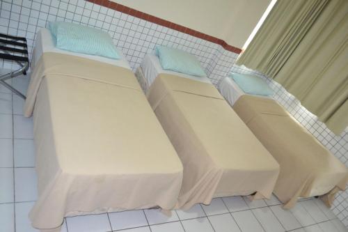 3 twin beds