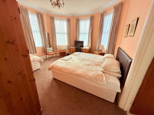 Hylands Hotel Double Room with Private Bathroom & Free Parking in 貝斯頓利蘭德斯