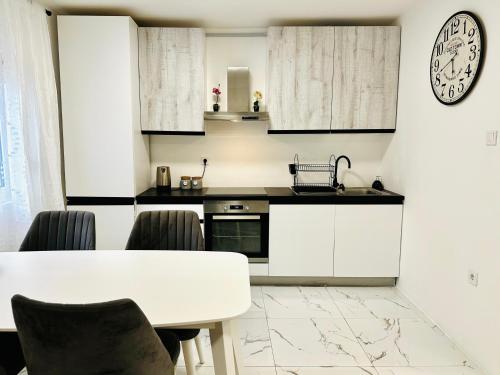 Dapur, MorePlanina in Sutomore