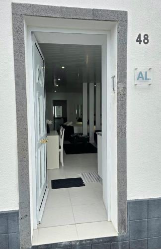 ทางเข้า, The Cedar Tree Studio in อาร์ริเฟส