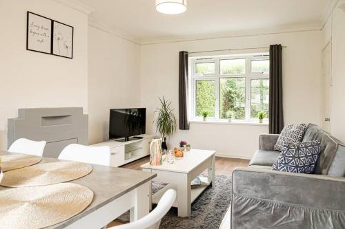 5 Bed House - Free Parking