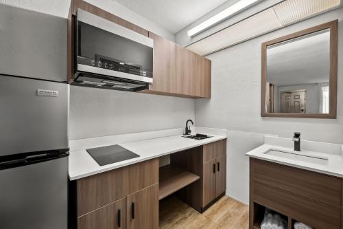Econo Lodge Sanford NC - image 9