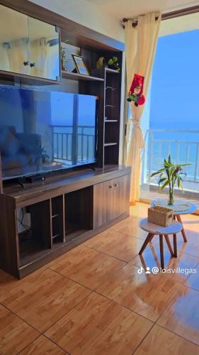 An apartment with an ocean view, near the airport