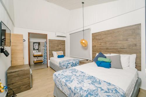 1 double bed, 1 twin bed
