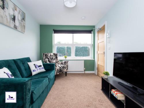 Shared lounge/TV area, Ledger by Alt-Stay Contractor Accommodation - 4 Bed Contractor Home With Parking, Wi-Fi & Full Kitch in Lofthouse (Leeds)