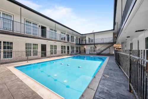 Charming Getaway in Houston Heights near Glenwood Cemetery