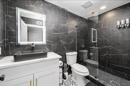 Charming Getaway in Houston Heights near Glenwood Cemetery