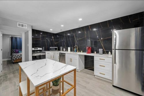 Charming Getaway in Houston Heights near Glenwood Cemetery