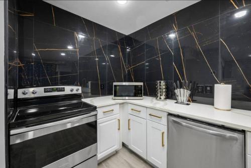 Charming Getaway in Houston Heights near Glenwood Cemetery