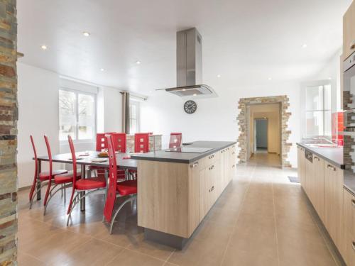 Gîte Saint-Hilaire-de-Chaléons, 5 pièces, 8 personnes - FR-1-306-879 (Gite renove pres de la mer avec jardin clos, cheminee, Wifi et equipements bebe inclus. - FR-1-306-8) in Saint-Hilaire-de-Chaléons