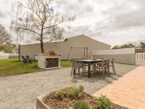 Gîte Saint-Hilaire-de-Chaléons, 5 pièces, 8 personnes - FR-1-306-879 (Gite renove pres de la mer avec jardin clos, cheminee, Wifi et equipements bebe inclus. - FR-1-306-8) in Saint-Hilaire-de-Chaléons
