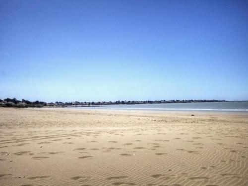 Gîte Saint-Michel-Chef-Chef, 3 pièces, 4 personnes - FR-1-306-819 (Gite en Bord de Mer a Saint-Michel-Chef-Chef - Terrasse, Parking, Equipements Familiaux - FR-1-306-8) in Saint Michel Chef Chef