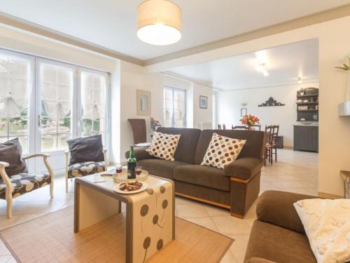 Maison familiale avec piscine, grand jardin clos et équipements de loisirs - FR-1-306-898 (Maison familiale avec piscine, grand jardin clos et equipements de loisirs - FR-1-306-898) in Bonnoeuvre