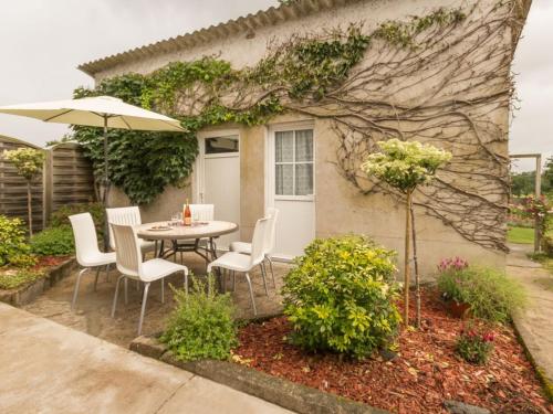 Maison familiale avec piscine, grand jardin clos et équipements de loisirs - FR-1-306-898 (Maison familiale avec piscine, grand jardin clos et equipements de loisirs - FR-1-306-898) in Bonnoeuvre