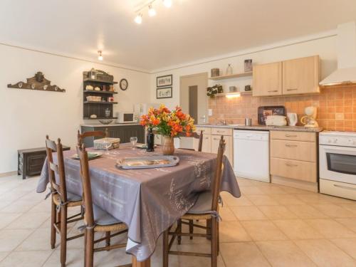 Maison familiale avec piscine, grand jardin clos et équipements de loisirs - FR-1-306-898 (Maison familiale avec piscine, grand jardin clos et equipements de loisirs - FR-1-306-898) in Bonnoeuvre