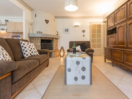 Maison familiale avec piscine, grand jardin clos et équipements de loisirs - FR-1-306-898 (Maison familiale avec piscine, grand jardin clos et equipements de loisirs - FR-1-306-898) in Bonnoeuvre