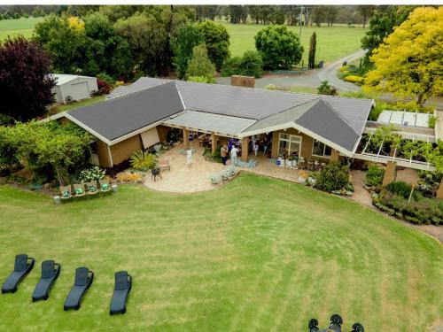 . Luxe HomeStay 1 BEDROOM Option at 6 O'Clock Shadows