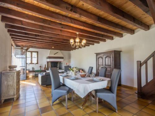 Chaumière Typique en Brière avec Cheminée, WiFi, et Terrasse - Idéal Familles - FR-1-306-1131 (Chaumiere Typique en Briere avec Cheminee, WiFi, et Terrasse - Ideal Familles - FR-1-306-1131) in Saint-Joachim