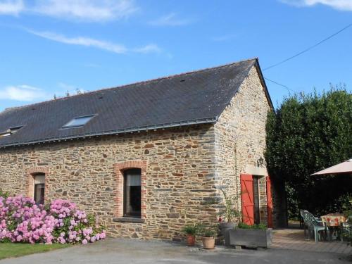 . Gîte calme avec jardin clos, équipements complets et activités sur place à Callac - FR-1-306-1130