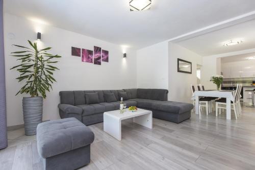 Three-Bedroom Holiday Home  room in Family friendly house with a swimming pool Kapelica Labin - 24509