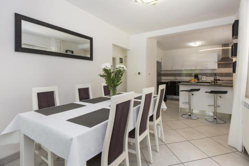 Three-Bedroom Holiday Home  image 5