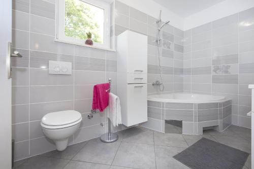 Three-Bedroom Holiday Home  image 10