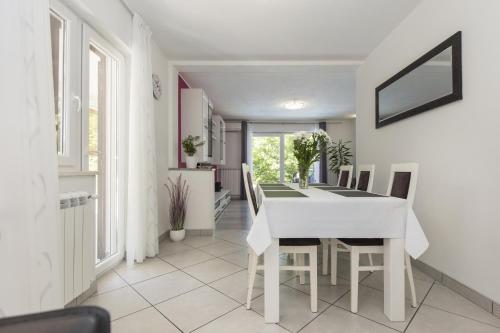 Three-Bedroom Holiday Home  image 3