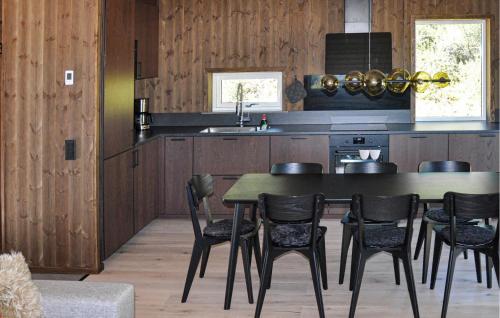 주방, Awesome Home In Sysslebäck With Sauna (Awesome Home In Syssleback With Sauna) in 시스스레백