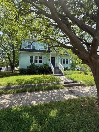 Cape Charles Cottage - just blocks from beach & downtown!