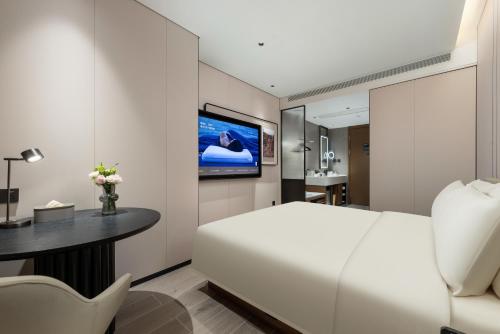 Elegant Double Room image 3