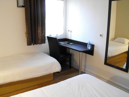 1 double bed, 1 twin bed