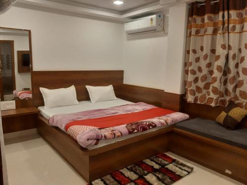 Hotel Balaji, Jāmb