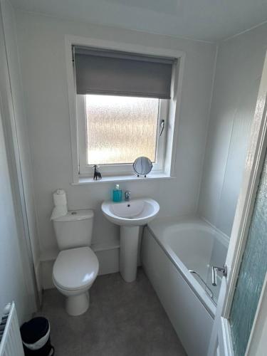 حمام, 3-Bed Apartment Central Greenock in Greenock