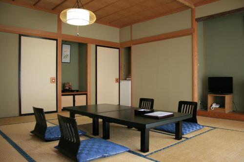 Kashiwaya Kashiwaya is conveniently located in the popular Chikuma area. The property features a wide range of facilities to make your stay a pleasant experience. Service-minded staff will welcome and guide you