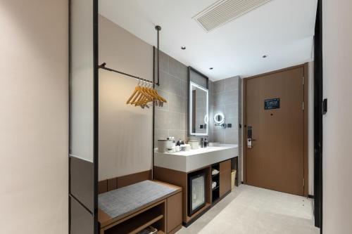Superior Twin Room image 5