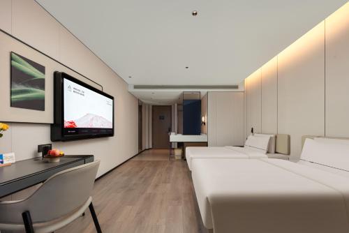 Executive Twin Room image 4