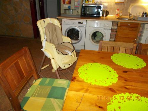 Hungaria Guesthouse - image 13