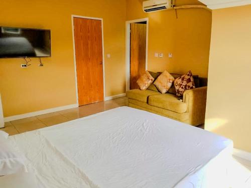 Candy's Palace Apartments -Dominica's Best Hilltop Haven in Portsmouth