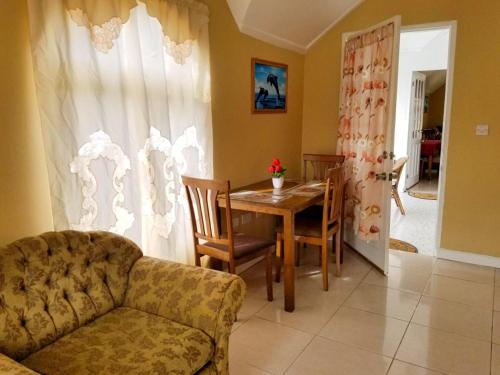 Candy's Palace Apartments -Dominica's Best Hilltop Haven in Portsmouth