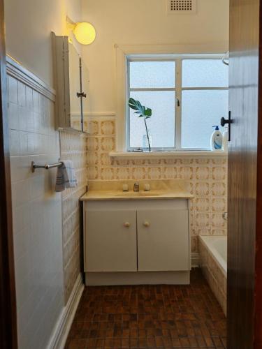 浴室, Free Parking 5min Walk to Asian Supermarket Family Room Deakin Uni Quiet Camberwell in 坎伯威爾