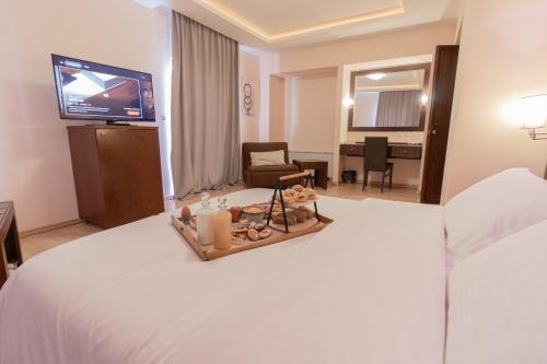 1 queen bed, 2 sofa beds