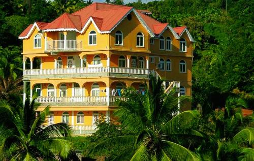Candy's Palace Apartments -Dominica's Best Hilltop Haven in Portsmouth